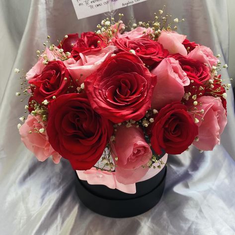 Rosas rojas y rosadas en caja, regala y da vida. Para que florezca el amor!! #floresbogota #flores #floristas #floresbogota #floristeriasbogota #rosas #regalosbogota #noviosbogota #bogotanos Bouquet Of Flowers Gift Roses Red, Red Roses Bouquet Gift 1-800-flowers