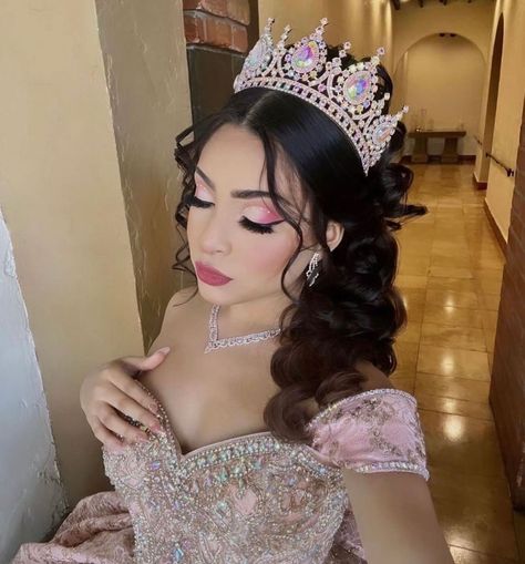 Quinceanera Eye Makeup Pink, Pink Makeup Look For Quince, Quinceanera Makeup Natural Rose Gold, Pink Quinceanera Hairstyles, Light Pink Makeup For Quince, Pink 15 Crown, Quincera Hairstyles Hair Down, Makeup Quinceanera Pink, Pink 15 Makeup