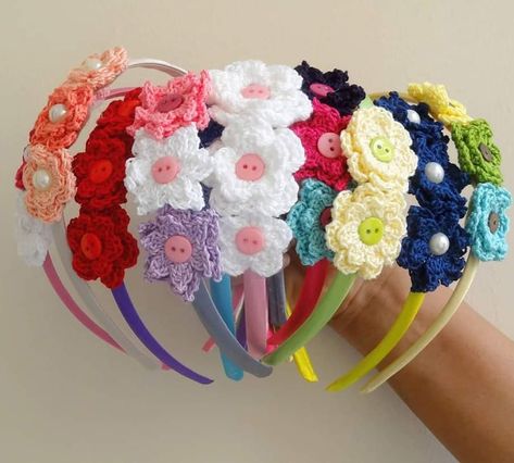 https://www.instagram.com/p/CAKzkClp9Q8/?igshid=4ba3quuejpvu Bando Crochet, Diy Hair Clip, Crochet Nursery Decor, Crochet Hairband, Crochet Diy Tutorial, Crochet Nursery, Diy Crochet Bag, Hair Clips Diy, Crochet Disney