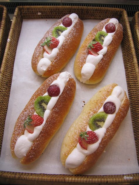 Korean bread with Whipped Cream and Fruits. Korean Sweet Bread, Korean Bread Recipe, Desserts Korean, Korean Bread, Cream Pastry, Fruit Sandwich, Fried Bread, Fruit Cream, Bread Shop