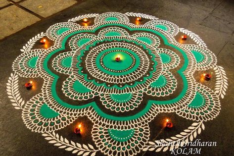 Round Rangoli Design Diwali, Painting Rangoli Design, Aesthetic Rangoli, Rangoli Mandala, Circle Mandala, Zen Life, Rangoli Designs Photos, Rangoli Simple, Rangoli Designs Latest