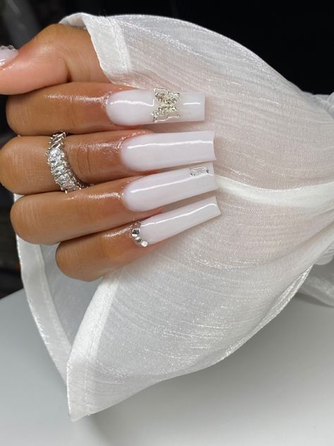 White Baddie Nails With Rhinestones, White Bday Nails, White Baddie Nails, Summer Nails Baddie, Cool Finger Tattoos, White Summer Nails, Makeup Nails Designs, Diy Acrylic Nails, Baddie Nails