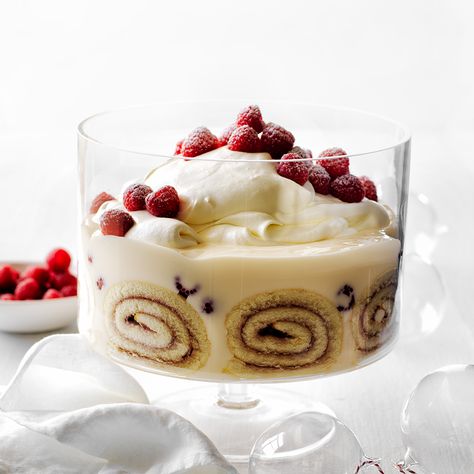 No cookbook is complete without a trifle recipe. A big bowl of raspberry trifle is guaranteed to put a smile on anyone’s face. You don’t have to wait until Christmas either: this festive delight is great as a dessert or treat all year long. Dig in! Winter Berry Trifle, Jelly Custard, Festive Dinner Table, Raspberry Trifle, Perfect Christmas Dessert, Christmas Trifle, Raspberry Gin, Raspberry Jelly, Layered Dessert