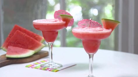 Refreshing Watermelon Lemonade Slush Recipe Daniel Fast Snacks, Watermelon Slushy, Spring Pasta Recipes, Lemonade Slush, Cream Filled Cupcakes, Slushy Drinks, Slush Recipes, Frozen Watermelon, Watermelon Lemonade