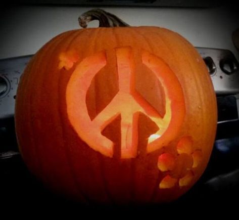 Halloween Peace ☮ Hippy Party, Hippie Party, Pumpkin Carving Ideas, Painted Pumpkin, Pumpkin Carving Templates, Carving Ideas, Pumpkin Faces, Pumpkin Carving, Pumpkins