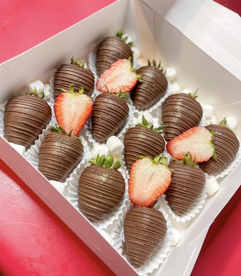 The classic drizzle will never get old… 🤎🍓 Visit the link in our bio to order your chocolate covered treats! #chocolatecoveredstrawberries #chocolate #chocolatestrawberries #mothersday #sweettreats #dessert #smallbusinessbigdreams #tallahassee #tallyfood Chocolate Covered Desserts, Making Sweets, Chocolate Covered Fruit, Monterey Park, Fathers Day Cake, Chocolate Covered Treats, Dessert Boxes, Chocolate Dipped Strawberries, Baking Business