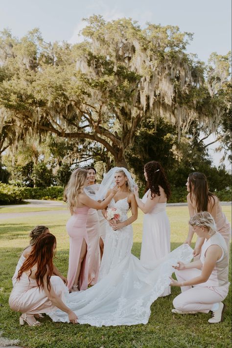 Wedding party photos, bridal party ideas, bridesmaid, maid of honor, glam bride, bridal party photos, wedding party, bridal party, wedding photos, dreamy bride, dreamy bride aesthetic Bridal Party Photoshoot Ideas, Bride And Maid Of Honor Pictures, Maid Of Honor Photos, Bridemaid Photos, Bridal Party Photoshoot, Visionary Board, Bridal Party Ideas, Video Mood, Party Poses