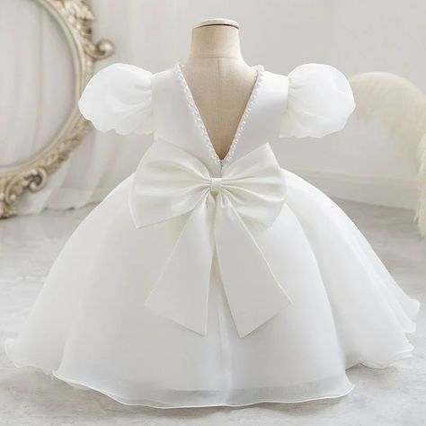 Available in ages 1_6 Can be made in any color Ages1_3 20000 Ages 4_6 25000 Send a dm to place orders Or whatsapp +2349060332374 Girls Ball Gown, Baby Girl Princess, Girl Princess Dress, Mesh Sleeves, Girls Dresses Summer, Wedding Bows, Girls Party Dress, Princess Dress, American Style