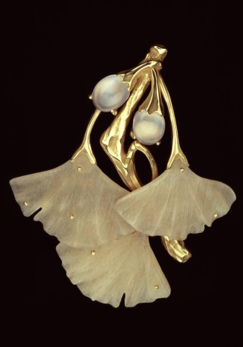 Bijoux Art Deco, Bijoux Art Nouveau, Gingko Leaves, Art Nouveau Jewelry, Gold Brooches, Pearl Brooch, Deco Jewelry, Art Deco Jewelry, Vintage Jewellery