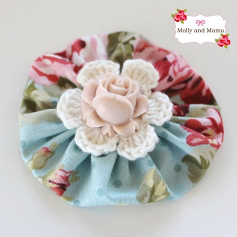 Create this pretty Yo Yo Clip using the free tutorial Zipper Flowers, Fabric Flower Headbands, Tutorial Hair, Fabric Brooch, Quilted Ornaments, Yo-yos, Fabric Flowers Diy, Flower Hair Clip, Flower Diy Crafts