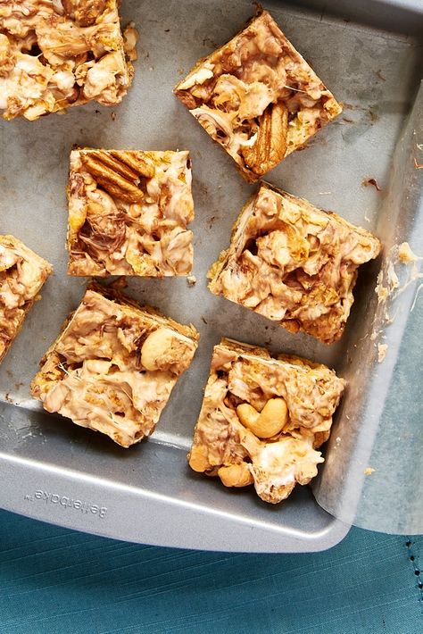 These no-bake Sweet and Nutty Corn Flake Bars are packed with all kinds of good things. Kids of all ages will love these! Corn Flake Bars, Easy Layer Cake Recipes, Easy Layer Cake, Whipped Mascarpone, Flake Recipes, Salty Desserts, Lemon Cream Cake, Batch Baking, Corn Flake