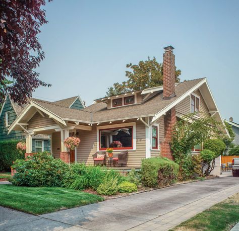 Builder’s Bungalow - Old House Journal Magazine Gorgeous Homes Exterior, Craftsman Exteriors, Craftsman Interior Design, American Bungalow, Style Bungalow, Buying House, Cedar Shake, Craftsman Homes, Bloxburg Kitchen