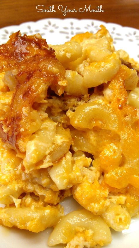 Southern-Style Crock Pot Macaroni & Cheese! Just like Mama's but made in a slow cooker! Crock Pot Macaroni, Macncheese Recipe, Southern Mac And Cheese, South Your Mouth, Crock Pot Food, Pasta Pizza, Crockpot Dishes, Christmas Food Dinner, Crock Pot Slow Cooker