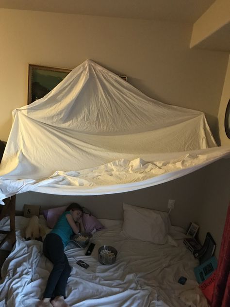 Bed Fort Ideas, Forts Ideas, Alec Lightwood Aesthetic, Sleepover Fort, Fort Ideas, Indoor Forts, Bed Fort, Diy Fort, College Bed