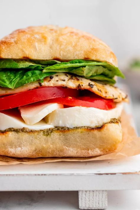 Grilled Chicken Caprese Sandwich Recipe Sliders Party, Grilled Chicken Caprese, Caprese Sandwiches, Chicken Caprese Sandwich, Caprese Sandwich Recipe, Burger Ideas, Chicken Caprese, Caprese Sandwich, Zucchini Pizza