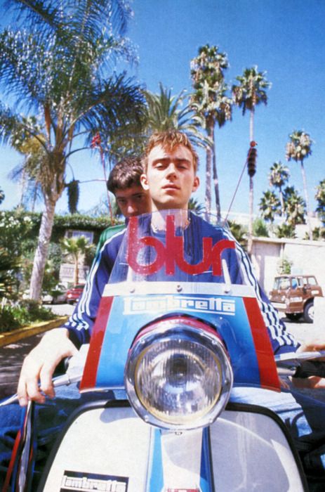 Damon Albarn and Graham Coxon riding a Lambretta. | 44 Photos That Will Transport You Back To The '90s Damon Albarn And Graham Coxon, Uni Posters, British Bands, Grunge Kids, John Harris, Brit Pop, Blur Band, Graham Coxon, Jamie Hewlett