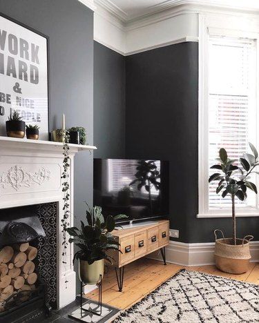 Ruang Tv, Victorian Living Room, Living Room Decor Gray, Sala Grande, Industrial Livingroom, Trendy Living Rooms, House Interiors, Fireplace Mantel, Decoration Inspiration