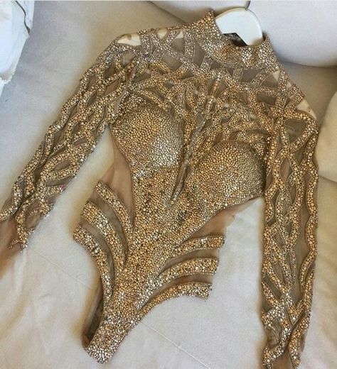 Golden sequin bodysuit. Estilo Cowgirl, Gold Bodysuit, Fashion Atelier, Sequin Bodysuit, Stage Costume, Festival Looks, Pullover Shirt, Performance Outfit, Rave Outfits