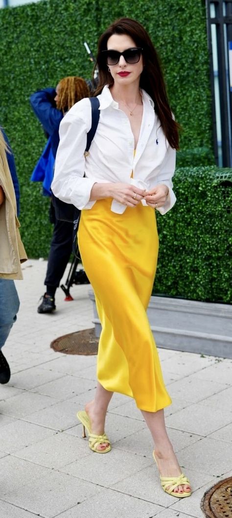 Summer Outfits Deep Winter, Anne Hathaway Best Looks, Anna Hathaway Style, Deep Winter Actress, Deep Winter Anne Hathaway, Bright Spring Flamboyant Natural, Ann Hathaway Street Style, Anne Hathaway Casual Outfits, Anne Hathaway Style Outfits