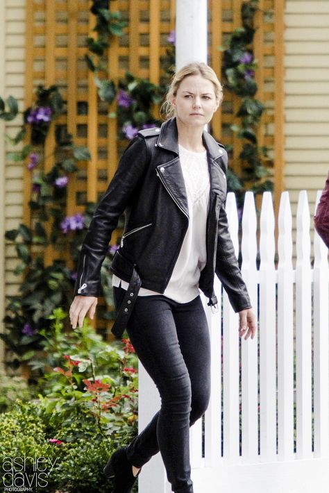 The Other Shoe Emma Swan Style, Once Upon A Time Emma, Camisa Rock, Robin Scherbatsky, Jennifer Morrison, Emma Swan, Celebrity Travel, Captain Swan, Celebrity Outfits