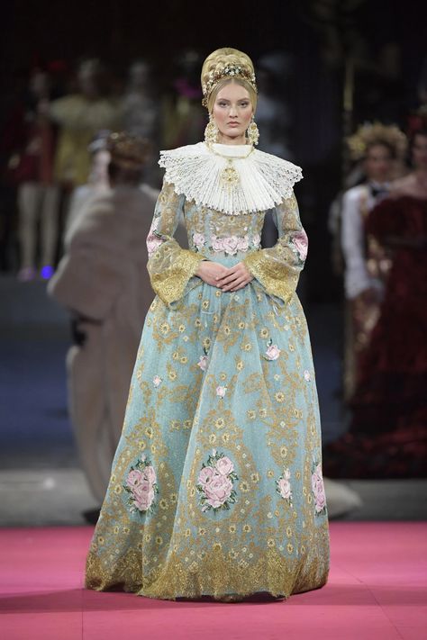 Dolce & Gabbana  Alta Moda Aria  #DolceGabbana #runway #runwayfashion #vogue Red Frock, Dolce Gabbana Alta Moda, History Journal, العصور الوسطى, Aesthetic Styles, Feather Gown, Cornrow Hairstyles, Ropa Diy, Cornrow