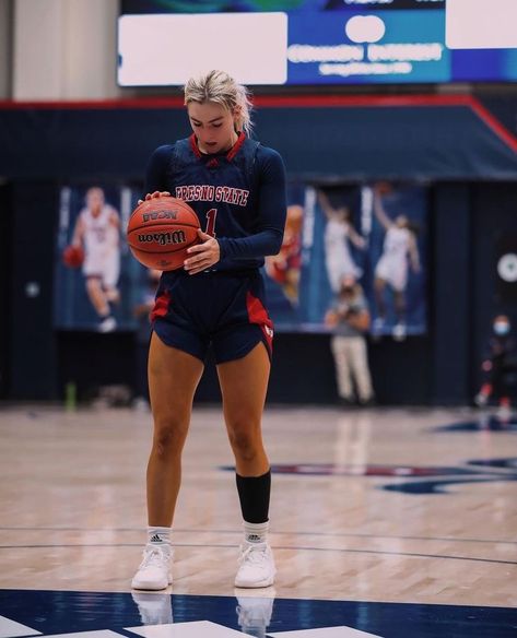 Haley Cavinder, Basketball Girls Outfits, Basketball Pictures Poses, Football Fitness, Basketball Moves, College Basketball Jersey, Basketball Practice, Basketball Photos, Basket Sport