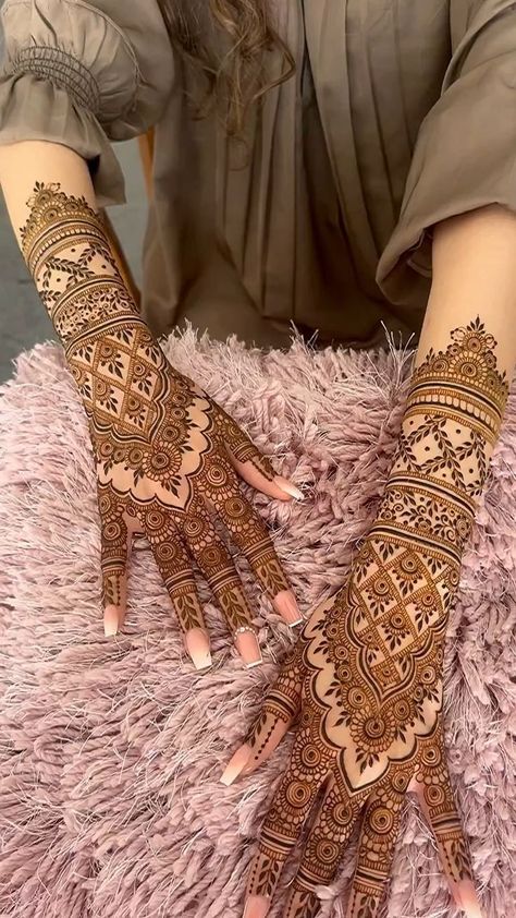 Henna Design Hand, Henna Design Simple, Arabic Bridal Mehndi Designs, Henna Hand Designs, Wedding Henna Designs, Indian Henna Designs, Henna Flower Designs, Henna Flower, Hand Henna Designs