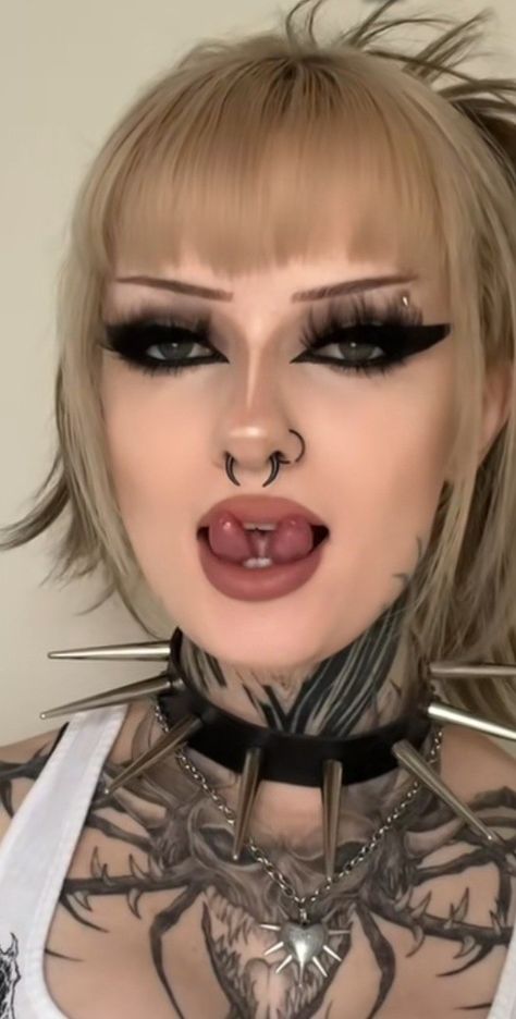 Split Tongue Aesthetic, Tongue Split, Forked Tongue, Split Tongue, Tattoed Women, Face Piercings, Quince Dress, Goth Women, Body Modification