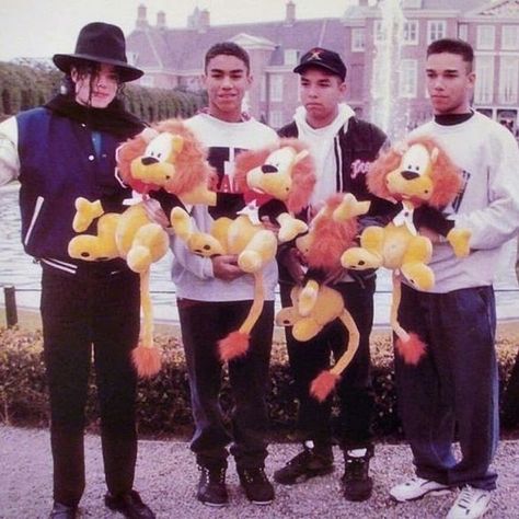 Michael jackson and 3T🖤 3t Jackson, Michael Jackson Dangerous, Raymond Burr, Michael Jackson Rare, Photos Of Michael Jackson, Jackson Bad, Michael Jackson Smile, 90s Girl, Michael Jackson Bad