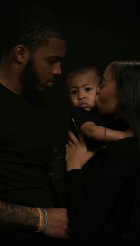 Black Family Asthetic Picture, Little Family Aesthetic, Family Bed Photos, Young Black Family Goals, Black Family Aesthetic, Black Family Photoshoot, Sisters Black, Having A Family, Cute Family Pictures