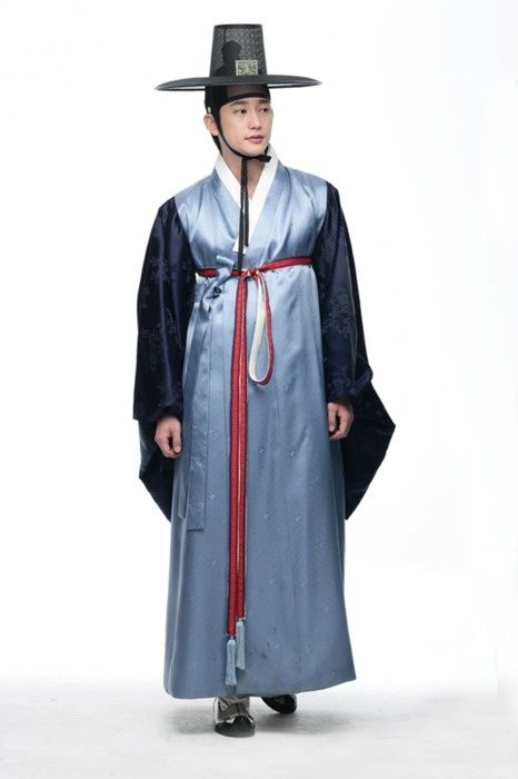 Joseon dynasty. Korean traditional costume for men Joseon Dynasty Clothing, Traditional Korean Clothing, Korean Men Hairstyle, Korean Traditional Clothing, Korean Traditional Dress, Culture Clothing, Korean Hanbok, Traditional Korean, Traditional Clothes