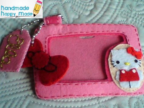 mini felt key chain frame or luggage tag. Kawaii Felt Crafts, Felt Toploader, Felt Anime Diy, Felt Phone Case, Felt Phone, Kawaii Crafts, Hello Kitty Crafts, Cute Sewing Projects, Crochet Frog