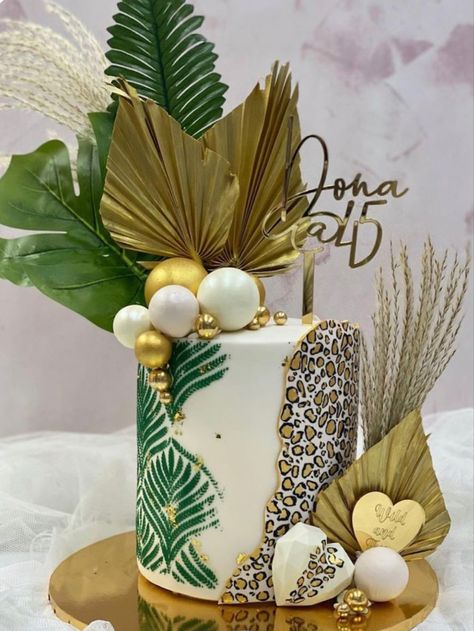 Safari cake idea, Safari gold cake Easy Safari Cake, Tropical Theme Cake, Tropical Themed Cake, Jungle Themed Cake, Jungle Theme Cake, Jungle Theme Baby Shower, Jungle Cakes, Leopard Print Cake, Minimalist Mama