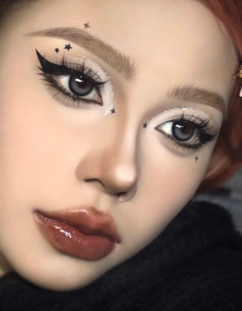 Black And White Douyin Makeup, Douyin Black Makeup, Ateez Inspired Makeup, Concert Makeup Looks Night, Goth Douyin Makeup, Kpop Inspired Makeup, White Eye Makeup, Black And White Makeup, Ateez Concert