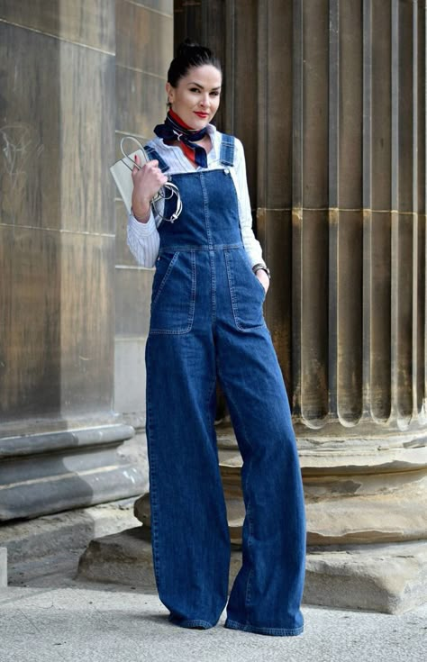 Salopette Outfit, Overalls Outfit Winter, Outfits Overalls, Dungarees Outfits, Dungaree Outfit, Legs Outfit, Overalls Fashion, Style Overalls, Flared Denim