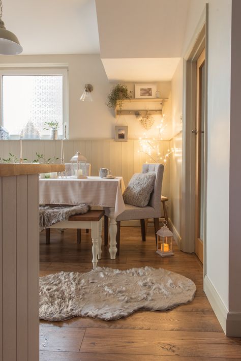 How do you make a dining room feel cosy and give it it's own identity? Cosy Dining Room, 1930s House Renovation, Dining Room Colour Schemes, Dining Room Renovation, House Renovation Projects, Open Plan Kitchen Diner, Renovation Tips, 1930s House, Country Dining