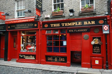 Les meilleurs pubs de Dublin (et d'Irlande) ne sont pas tous à Temple Bar Irish Pub Decor, Ireland Pubs, Dublin Pubs, Temple Bar, Pub Decor, Dublin City, Irish Pub, Dublin Ireland, Photo Mugs