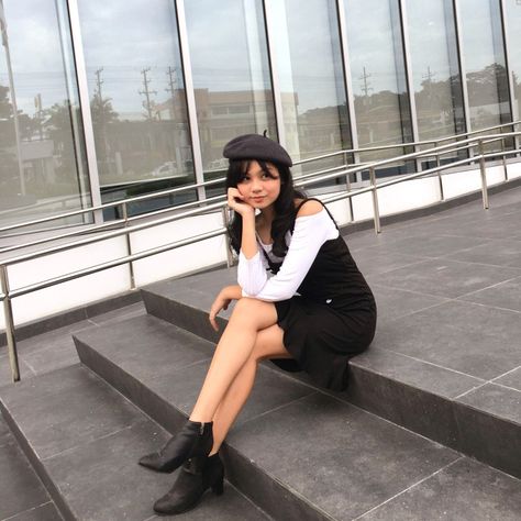 Black & white korean ootd, french outfit, how to style beret, photography Korean Outfits With Beret, Beret Outfit Ideas, Beret Hat Outfit Korean, Beret Photography, Outfit With Beret Hat, Outfits With Berets, French Beret Outfit, Black Beret Outfit, White Beret Outfit