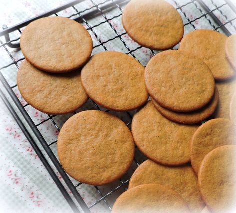 Elizabeth's Gingersnapsfrom The English Kitchen Flavor Cakes, Ginger Snap Cookies Recipe, Ginger Snaps Recipe, Christmas Bakes, Christmas Cookie Recipes Holiday, International Desserts, Brownies Cookies, Canada Food, Ginger Biscuits