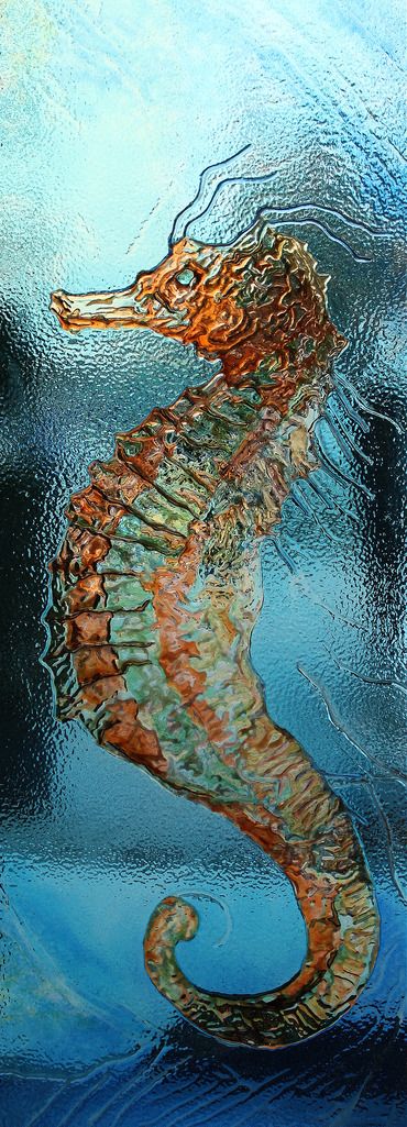 Tiffany Glass Art, Glass Art Design, Glass Objects, Wine Glass Art, Glass Art Projects, Beach Glass Art, Art Of Glass, Fish Net, Sea Horse