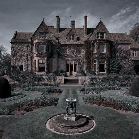 Manor House Aesthetic Dark, Mansion On A Hill Aesthetic, Old Castle Aesthetic Exterior, Dark Forest Mansion, Dark Academia Mansion Exterior, Tamlin's Manor, Fantasy Mansion Interior, Victorian Manor Exterior, Aesthetic Castle Exterior