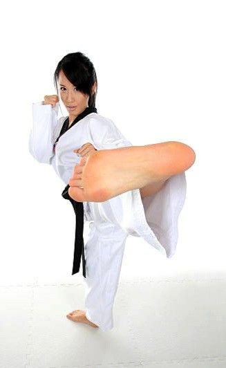 Kick Drawing Reference, Kick Drawing, Martial Arts Photography, Women Karate, Karate Kick, Kyokushin Karate, Top Pictures, Female Martial Artists, Karate Martial Arts