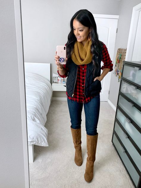 Black Vest + Red Gingham + Mustard Scarf + High boots + Statement earrings Black Vest Outfit, Vest Outfits For Women, Outfit Jeans, Black Vest, Plus Size Fashion For Women, Cute Fall Outfits, Vest Outfits, Looks Chic, Fall Fashion Outfits