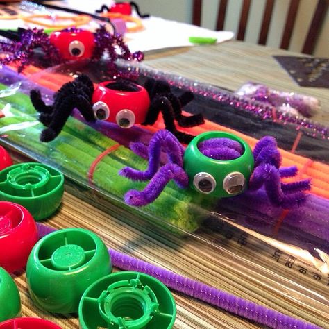 Halloween pouch cap craft spiders! Pouch cap, pipe cleaners and googly eyes...super easy! Pouch Caps Ideas, Crafts With Pouch Caps, Applesauce Tops Craft, Pouch Cap Crafts, Pouch Lid Crafts, Yogurt Pouch Caps Crafts, Halloween Spider Craft, Spider Craft, Cap Craft