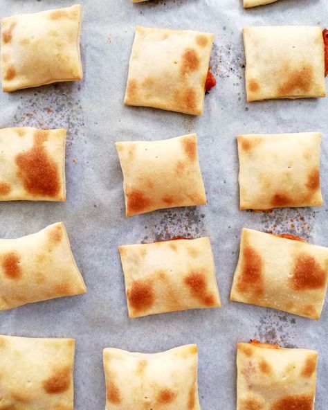 mini pizza pockets on baking sheet overhead Pizza Bites With Pizza Dough, Yeastless Pizza Dough, Basic Meatball Recipe, Yeast Pizza Dough, Best Italian Meatball Recipe, Mini Pizza Bites, No Yeast Pizza Dough, Italian Meatballs Recipe, Pizza Pockets