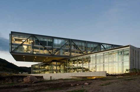 Cinepolis Headquarters / KMD Architects Cantilever Architecture, Architecture Cool, Truss Structure, Steel Architecture, Steel Trusses, Glass Building, Structure Architecture, Architecture Office, Architecture Exterior