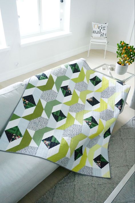 Baby Quilt Size, Modern Quilting Designs, Quilt Modernen, Half Square Triangle Quilts, Quilt Care, Pretty Quilt, Green Quilt, Triangle Quilt, Contemporary Quilts