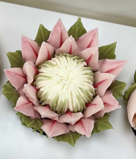 Protea Cupcakes, Cupcake Decorating Techniques, Buttercream Flowers Tutorial, Treat Business, Healthy Party Snacks, Buttercream Designs, Cake Decorating Flowers, Spring Cupcakes, Piping Flowers