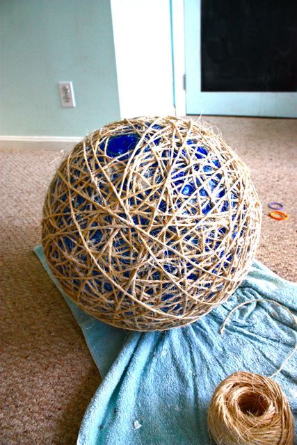 Homemade Lighting, Twine Balls, Twine Diy, Diy Pendant Light, Globe Pendant Light, Cool Lamps, Diy Lamp, Diy Home Crafts, Diy Pendant