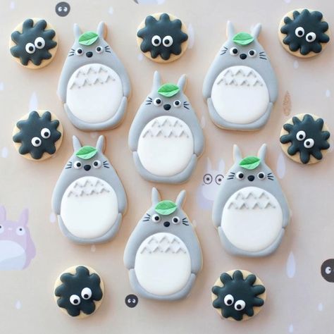 Totoro Cookies Decorated, Ghibli Snacks, Totoro Party Decorations, Totoro Cookies, Studio Ghibli Party, Popsicle Design, Totoro Party, Fondant Leaves, Acorn Cookies